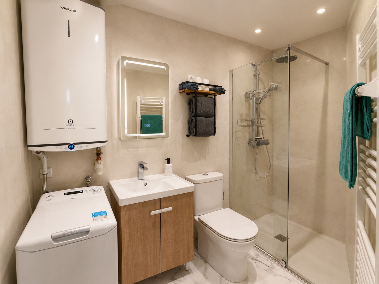 Salle de bain avec douche